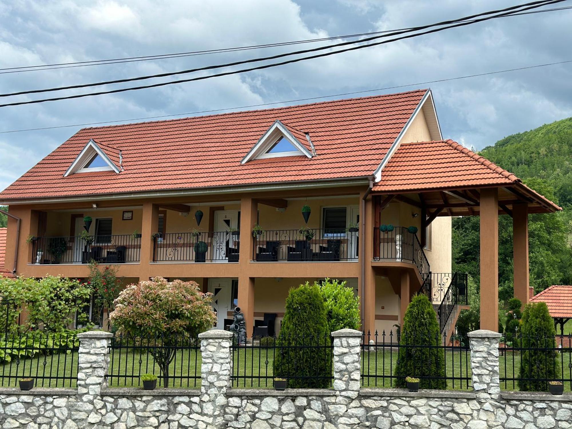 Hotel Casa Antonia Chiscau Exterior foto